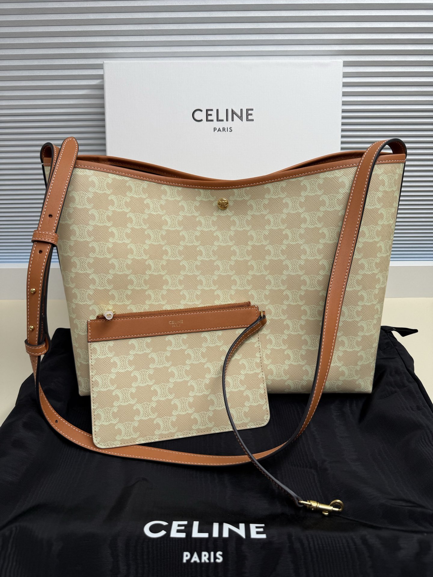 CE SOFT SHOPPER logo printed handbag.
